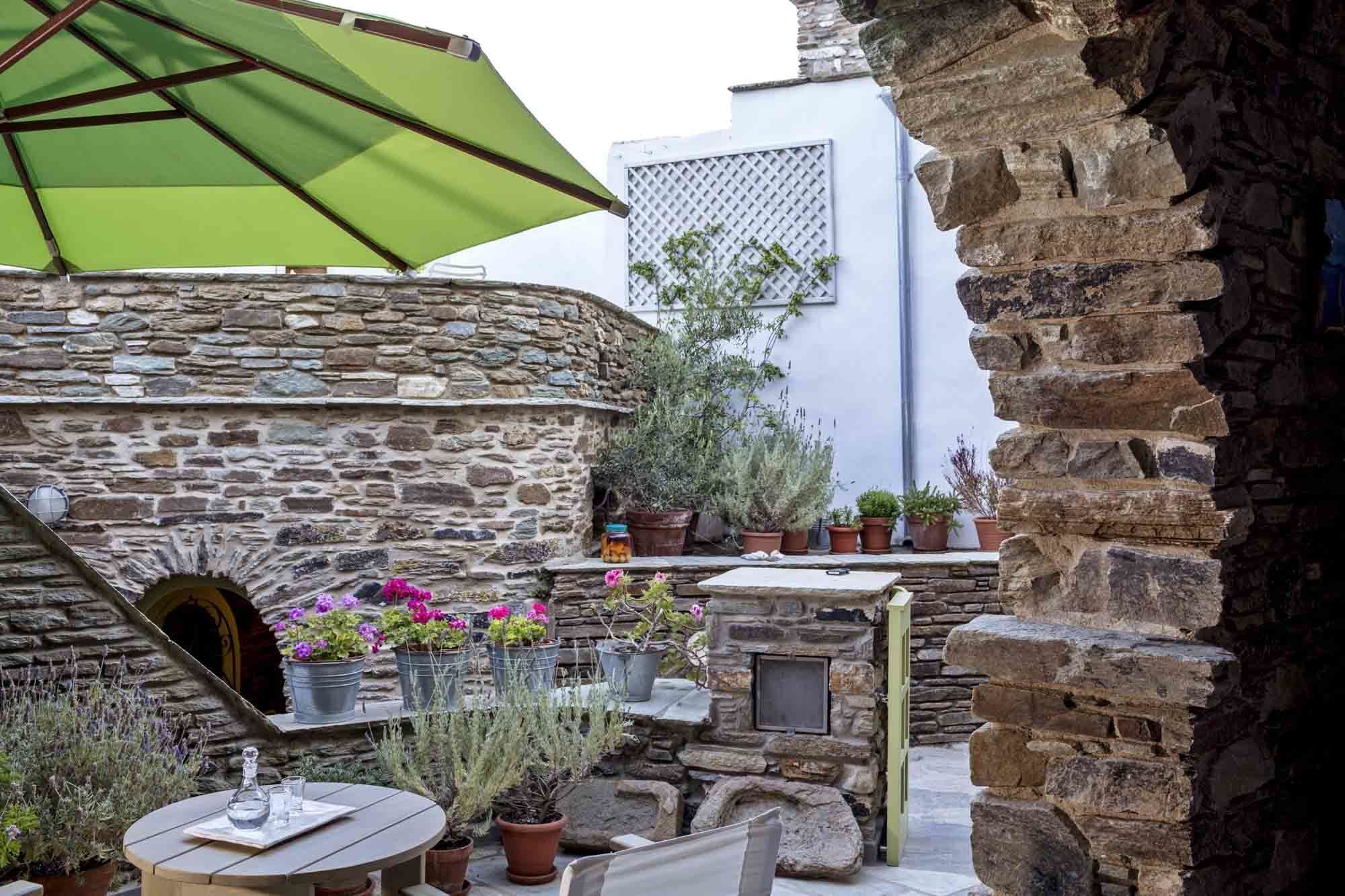 Crossroads Inn Traditional Lodging Tripótamos Exterior foto